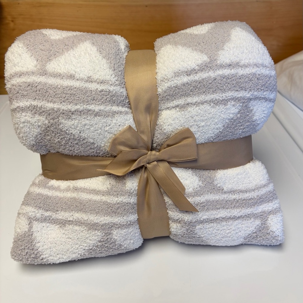 Cozy Gray and White Throw Blanket